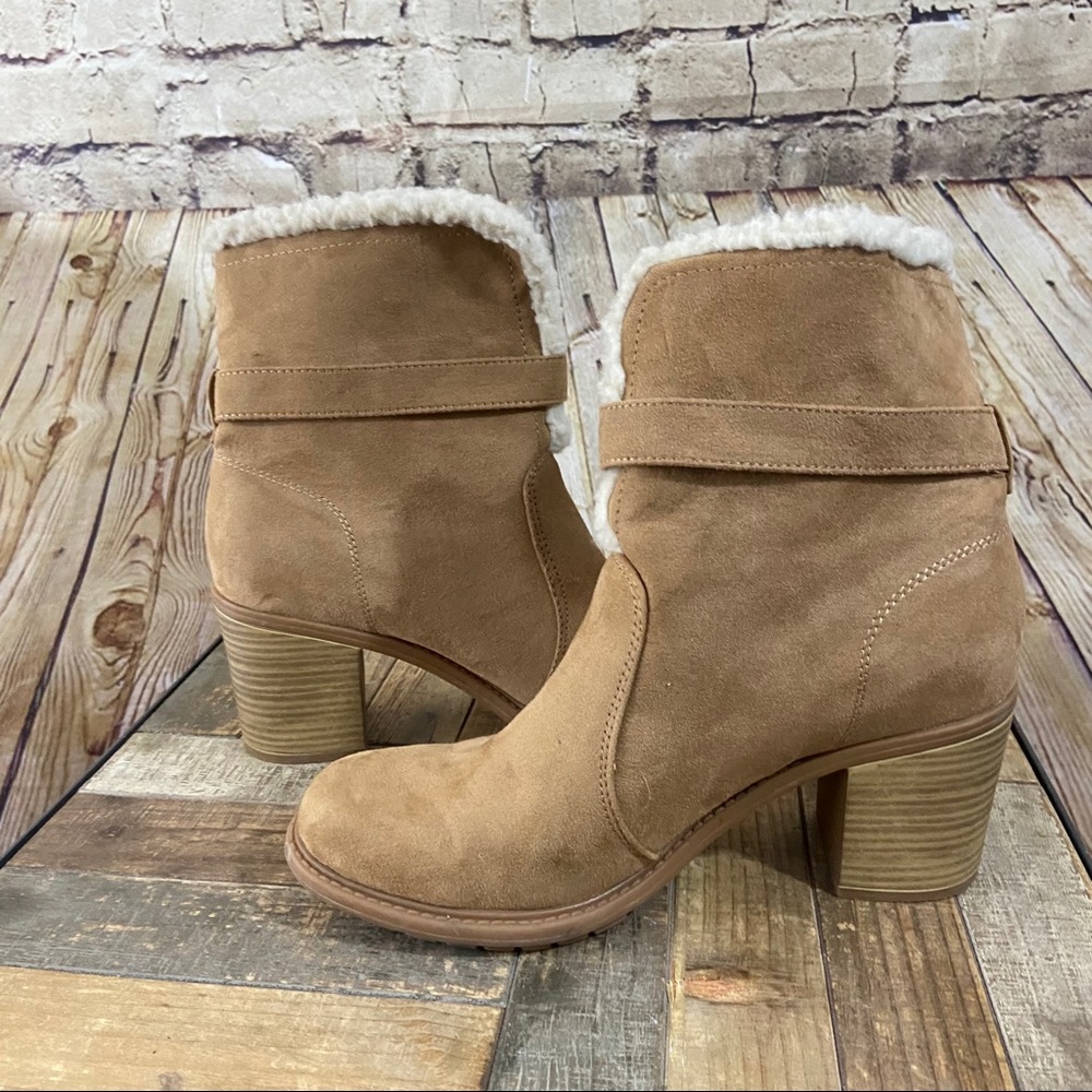 American Eagle tan fur healed boot size 8.5